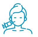 Disegno lineare di una persona seduta su una sedia a rotelle, che tiene una siringa in una mano e indossa una maschera medica.