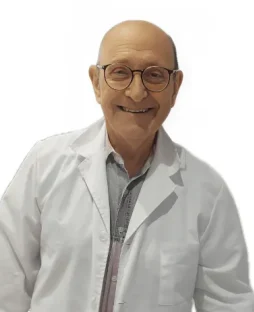 Il Prof. Renato Iappelli Coppedè, con occhiali e camice bianco, sorride alla telecamera su uno sfondo bianco, in rappresentanza del Medical Hub di Roma.